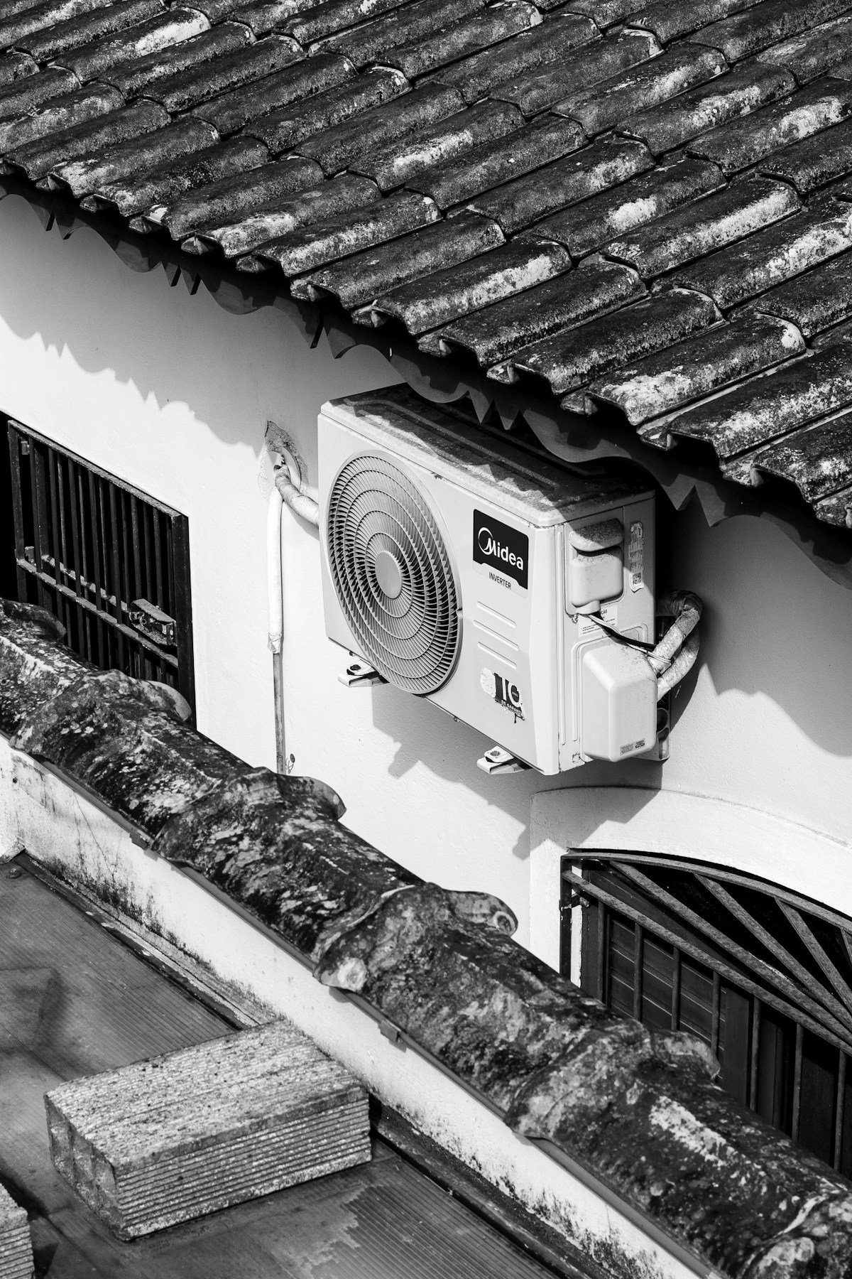 Unité extérieure de climatisation moderne sur façade claire