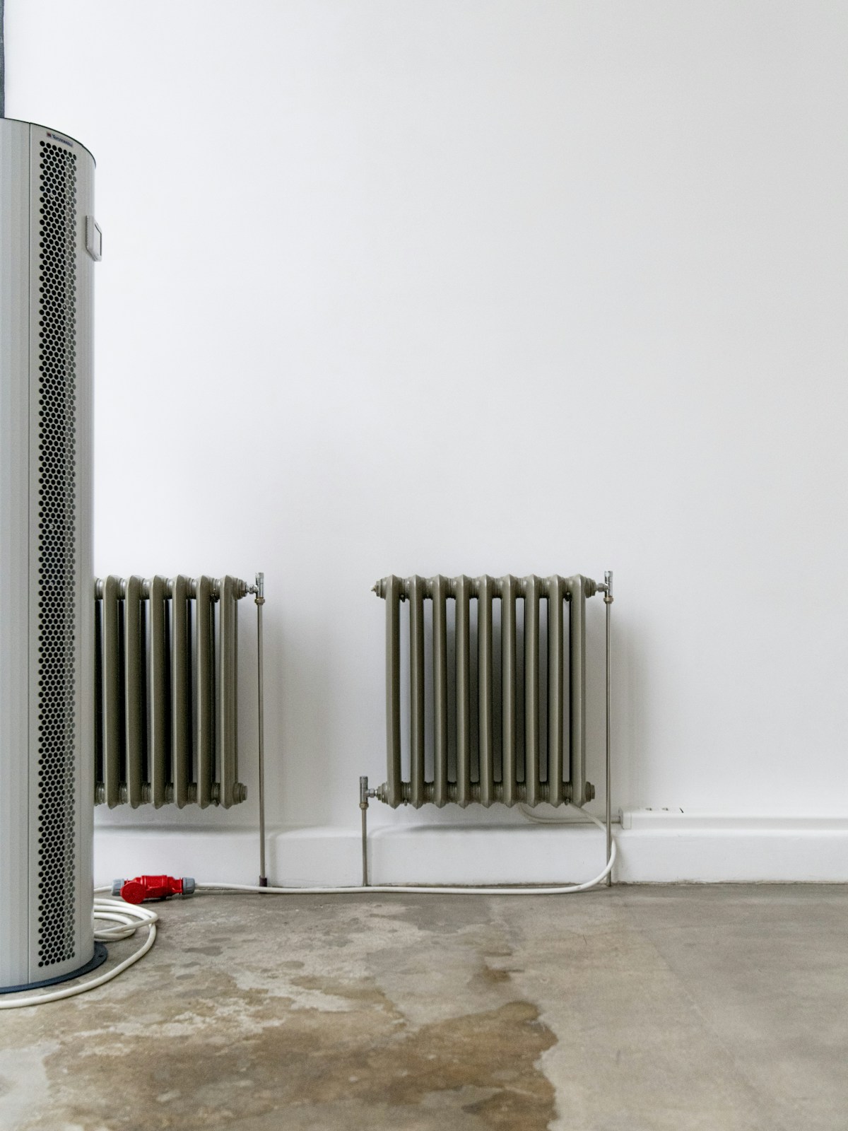 Radiateurs modernes contre un mur blanc